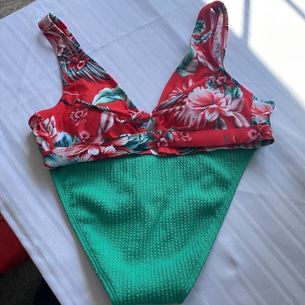 Kona Sol Swim Top & Xhiliration Green Swim Bottoms - M